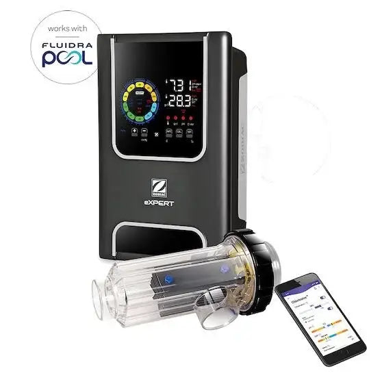 Zodiac eXpert svart Z-Wave poolrenare med display och filter bredvid smartphone